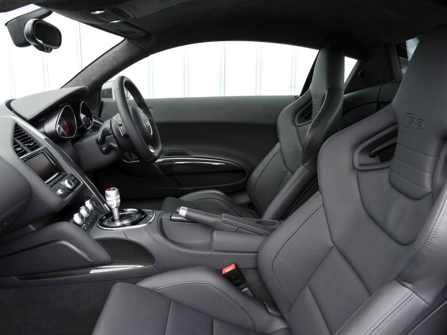 Интерьер Audi R8 V10 Plus 2013 года  (UK) (фото 5 из 15)
